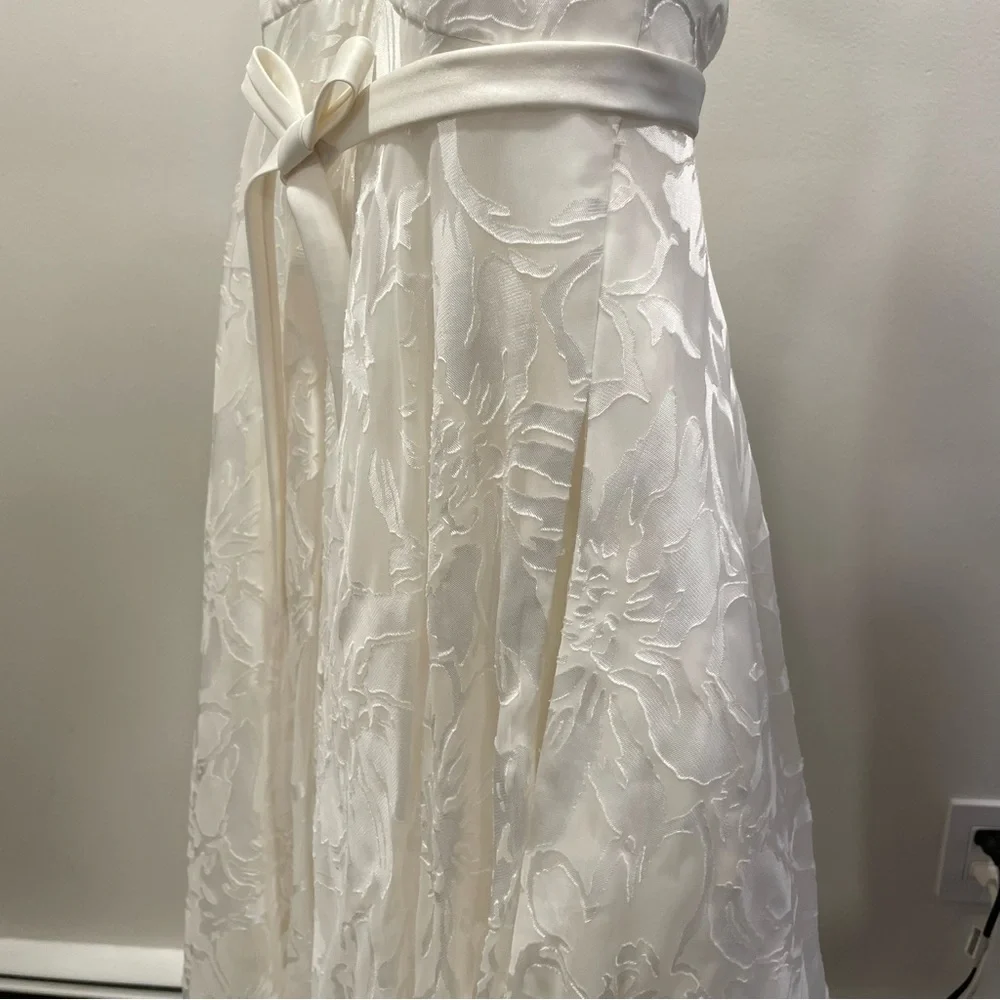 Beautiful ivory wedding gown - Picture 6 of 11